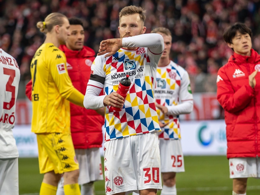 Die Spieler von Mainz 05 stehen bei ihrem bislang letzten Bundesliga-Spiel bei Union Berlin auf dem Rasen.