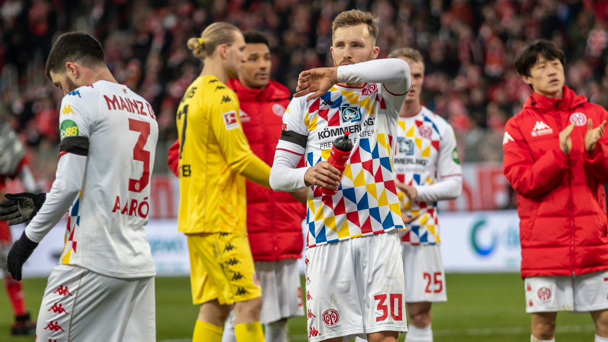 Die Spieler von Mainz 05 stehen bei ihrem bislang letzten Bundesliga-Spiel bei Union Berlin auf dem Rasen.