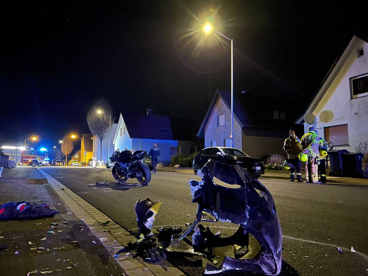 Ein zerstörtes Motorrad steht auf einer Straße in Hiddenhausen.