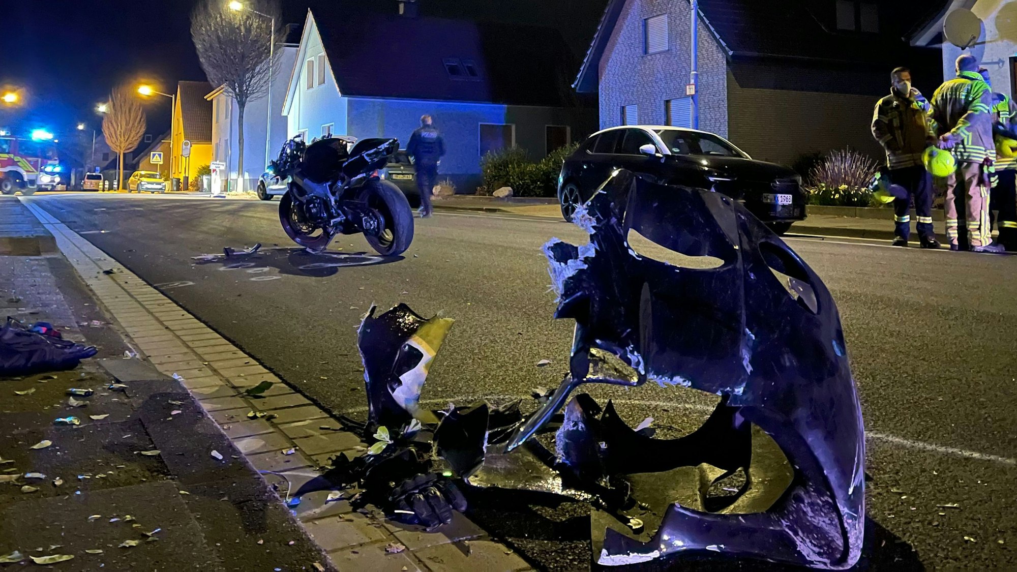 Ein zerstörtes Motorrad steht auf einer Straße in Hiddenhausen.