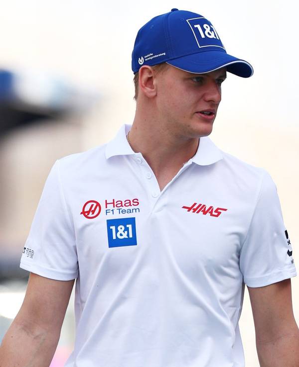 Mick Schumacher beim Training der Formel 1 in Bahrain in der Boxengasse.
