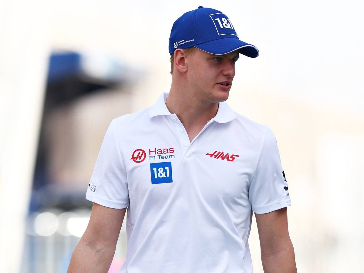 Mick Schumacher beim Training der Formel 1 in Bahrain in der Boxengasse.