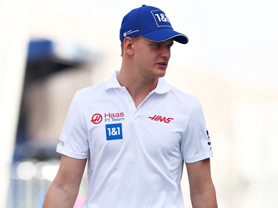 Mick Schumacher beim Training der Formel 1 in Bahrain in der Boxengasse.