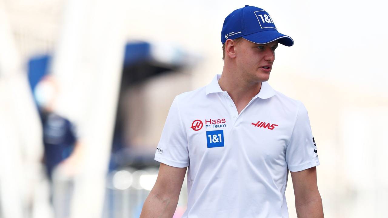 Mick Schumacher beim Training der Formel 1 in Bahrain in der Boxengasse.