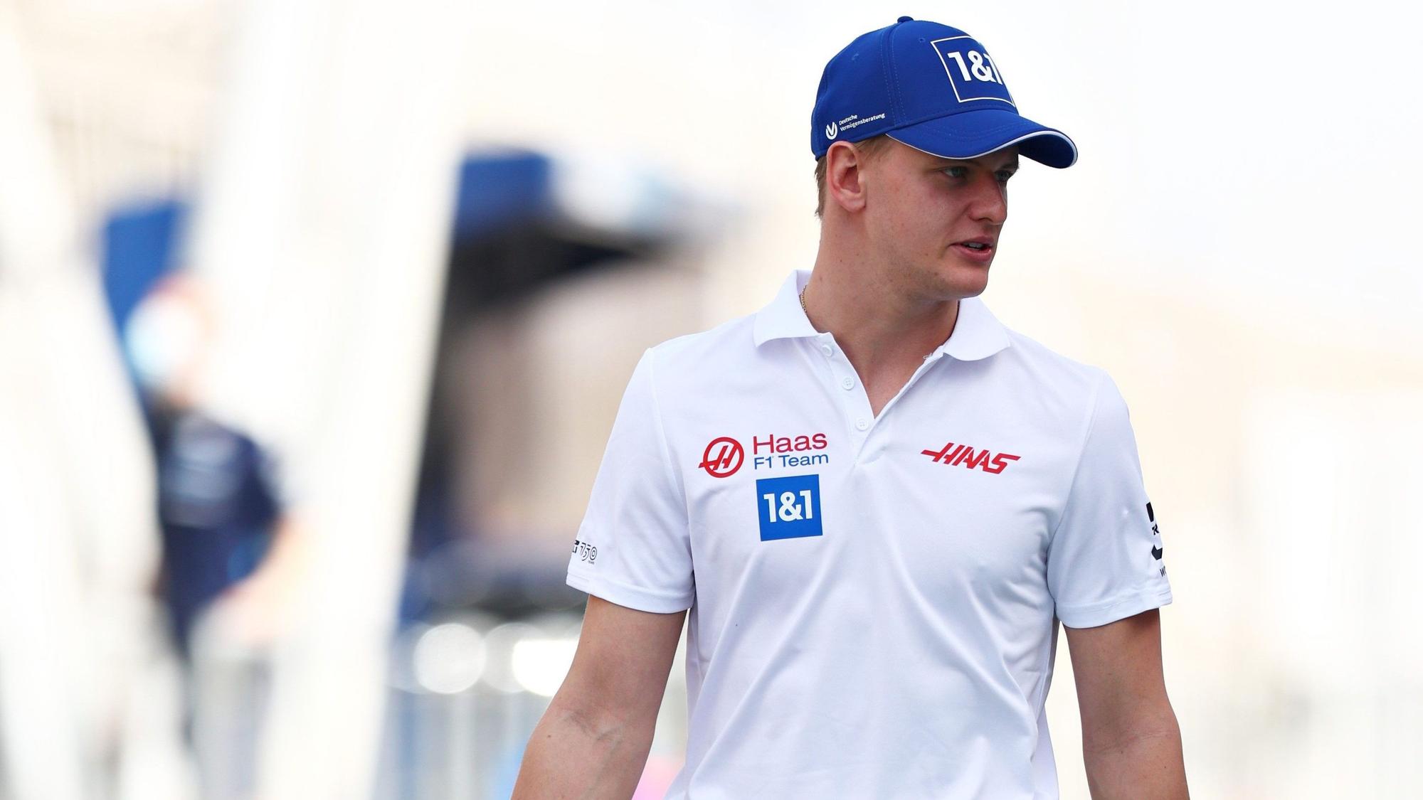 Mick Schumacher beim Training der Formel 1 in Bahrain in der Boxengasse.