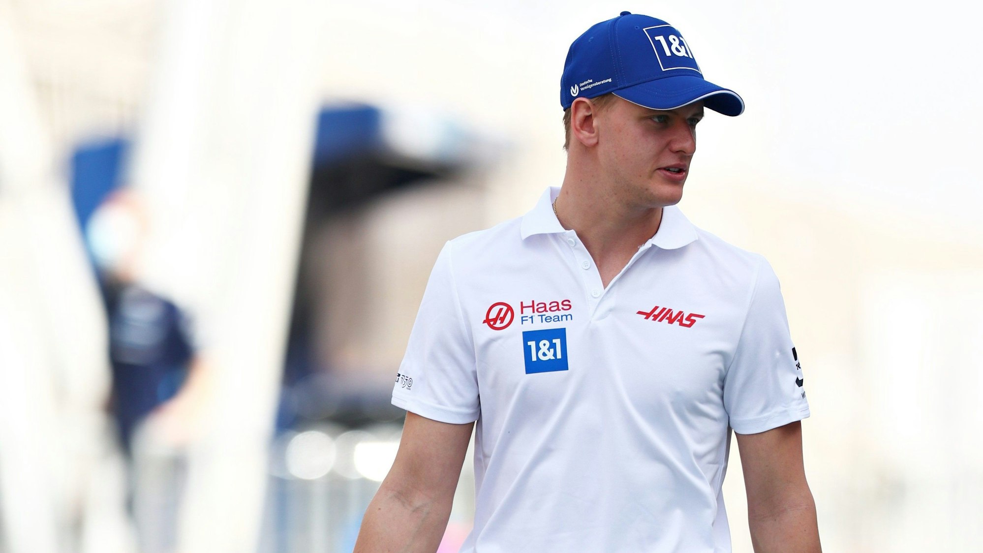 Mick Schumacher beim Training der Formel 1 in Bahrain in der Boxengasse.