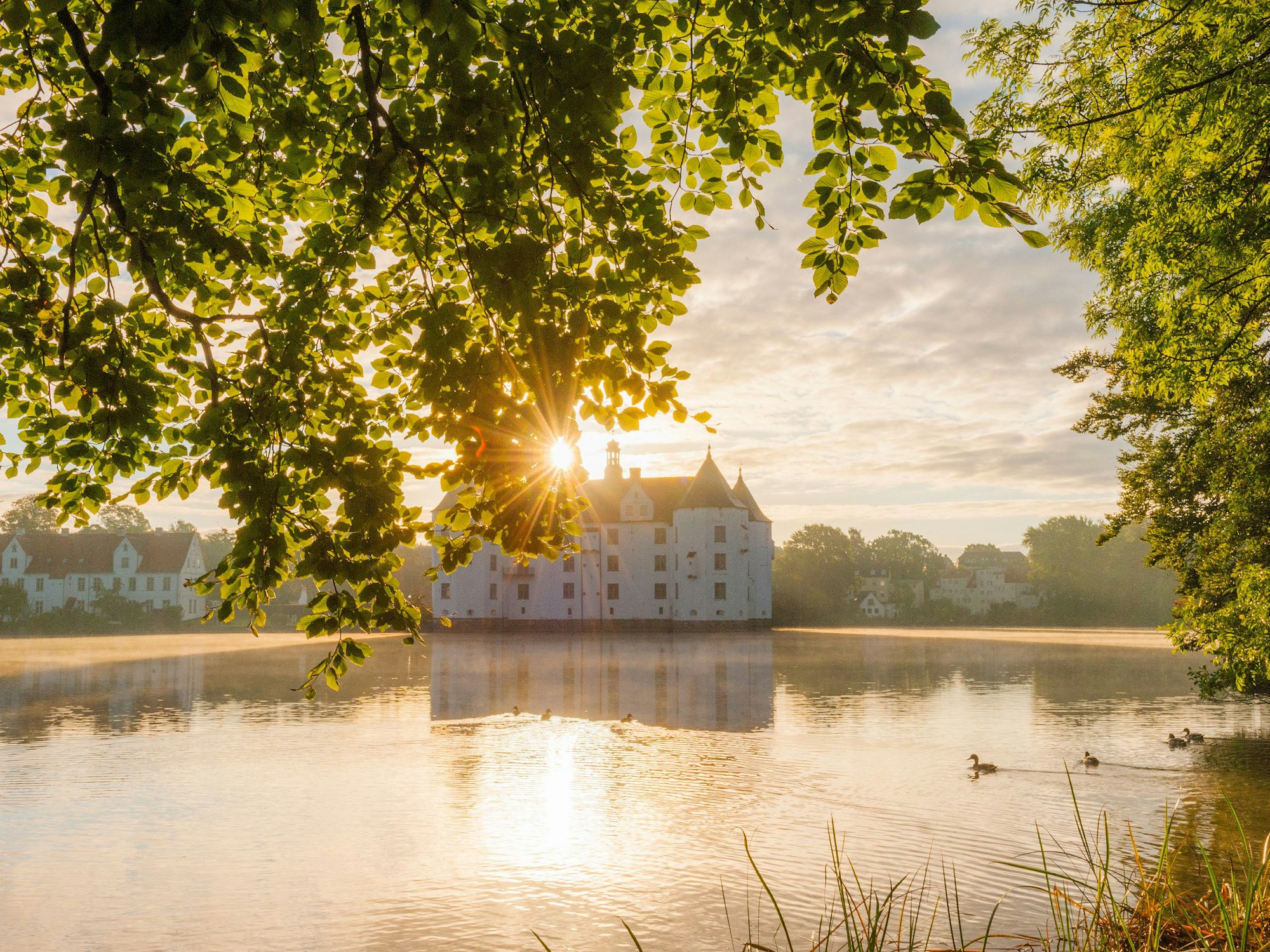 Nahe der Ostsee liegt die Glücksburg mitten in einem See.