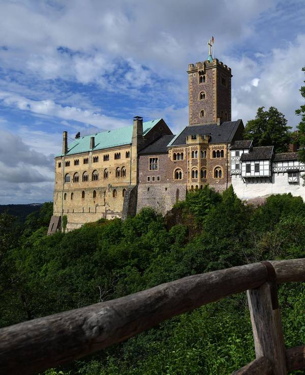 Wolken ziehen über die Wartburg.
