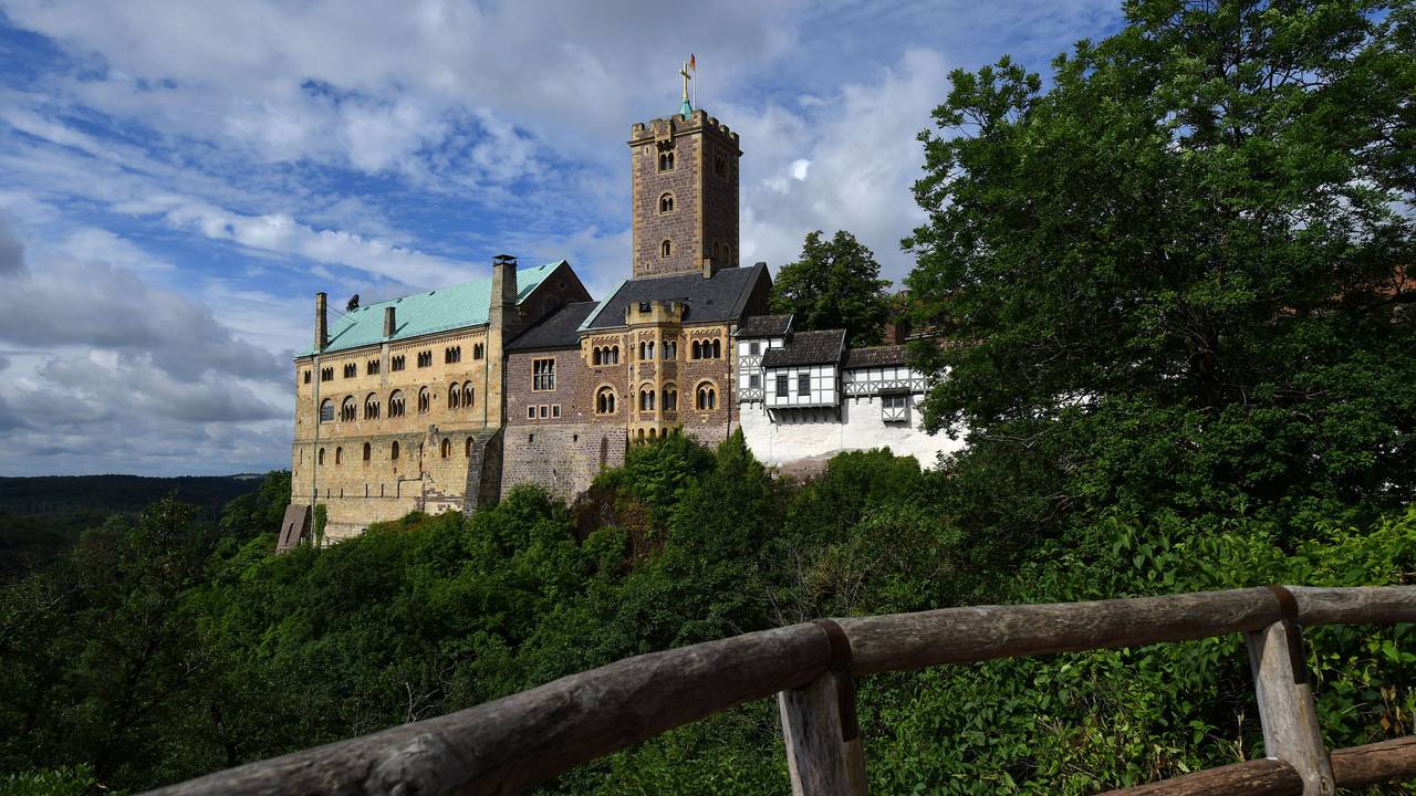 Wolken ziehen über die Wartburg.