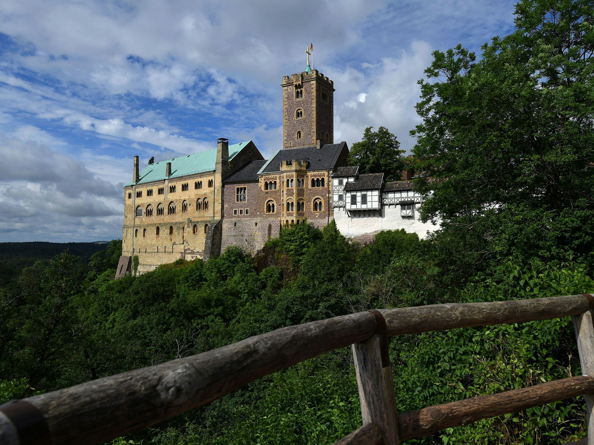 Wolken ziehen über die Wartburg.
