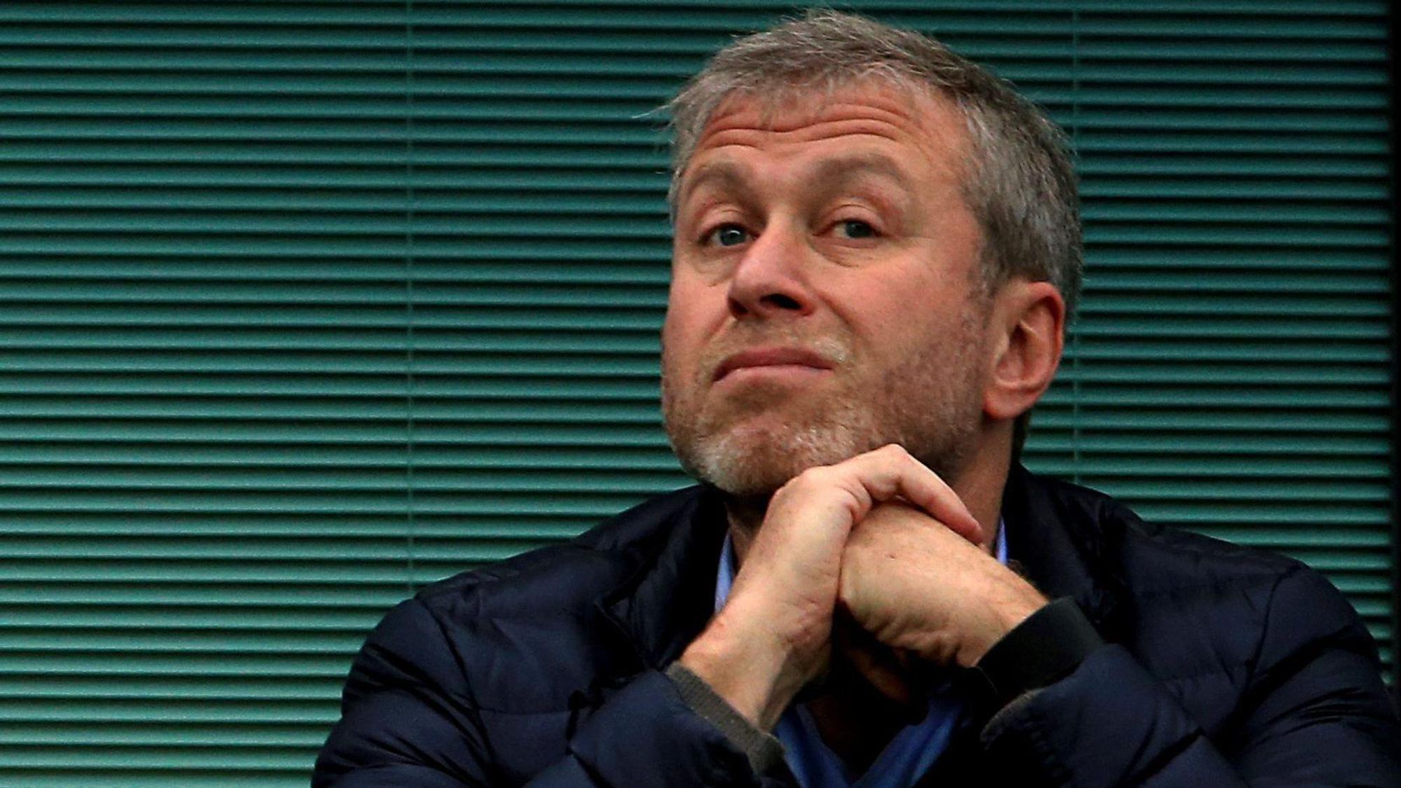 Roman Abramowitsch, Besitzer des FC Chelsea, schaut von der Tribüne aus zu.