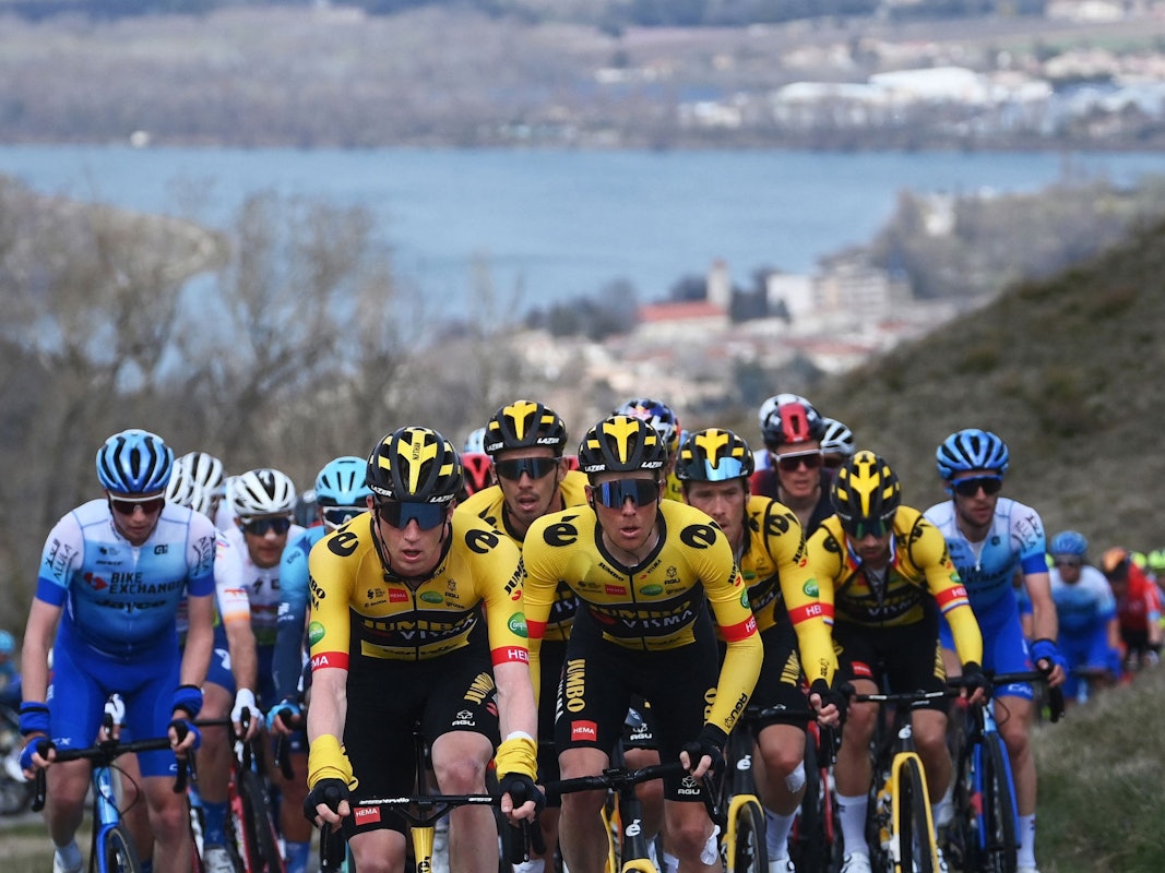 Das merklich ausgedünnte Fahrerfeld auf der fünften Etappe des Radrennens Paris-Nizza
