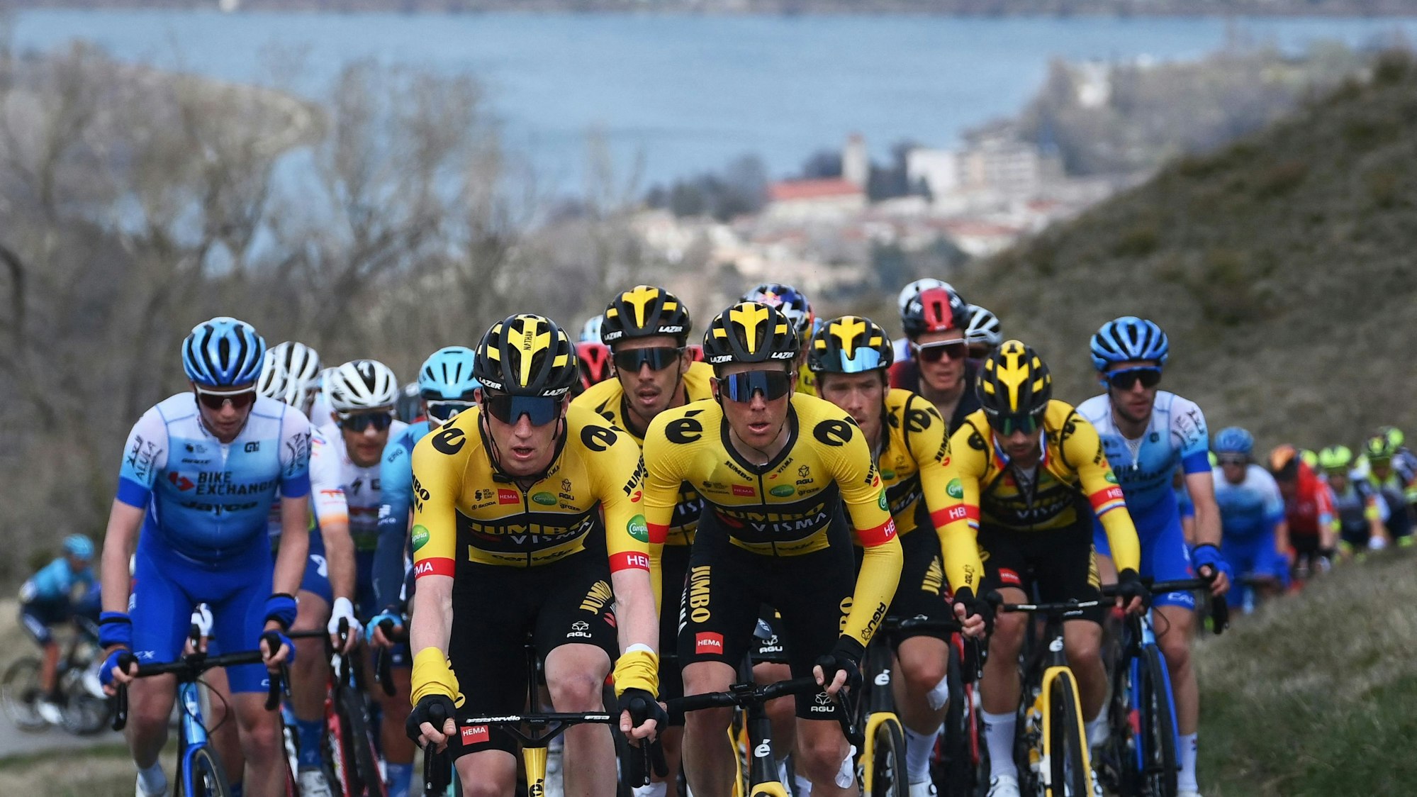 Das merklich ausgedünnte Fahrerfeld auf der fünften Etappe des Radrennens Paris-Nizza