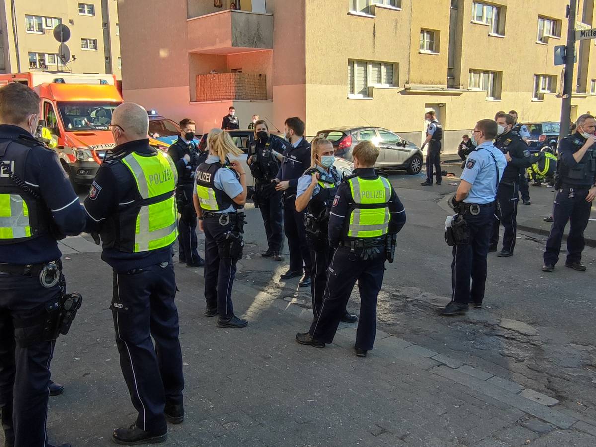 Polizeibeamte im Einsatz an einem Tatort.