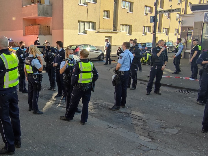 Polizeibeamte im Einsatz an einem Tatort.