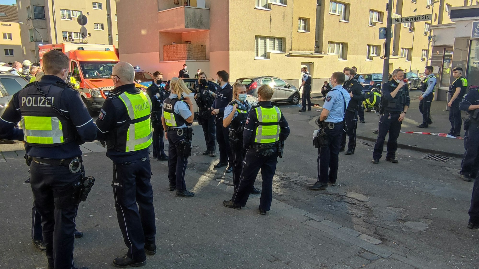 Polizeibeamte im Einsatz an einem Tatort.