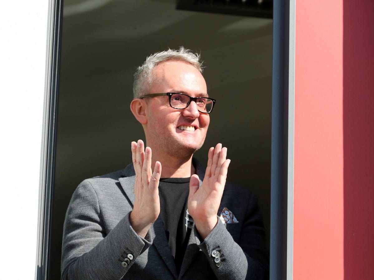 Alexander Wehrle am Fenster seines Büros am Geißbockheim