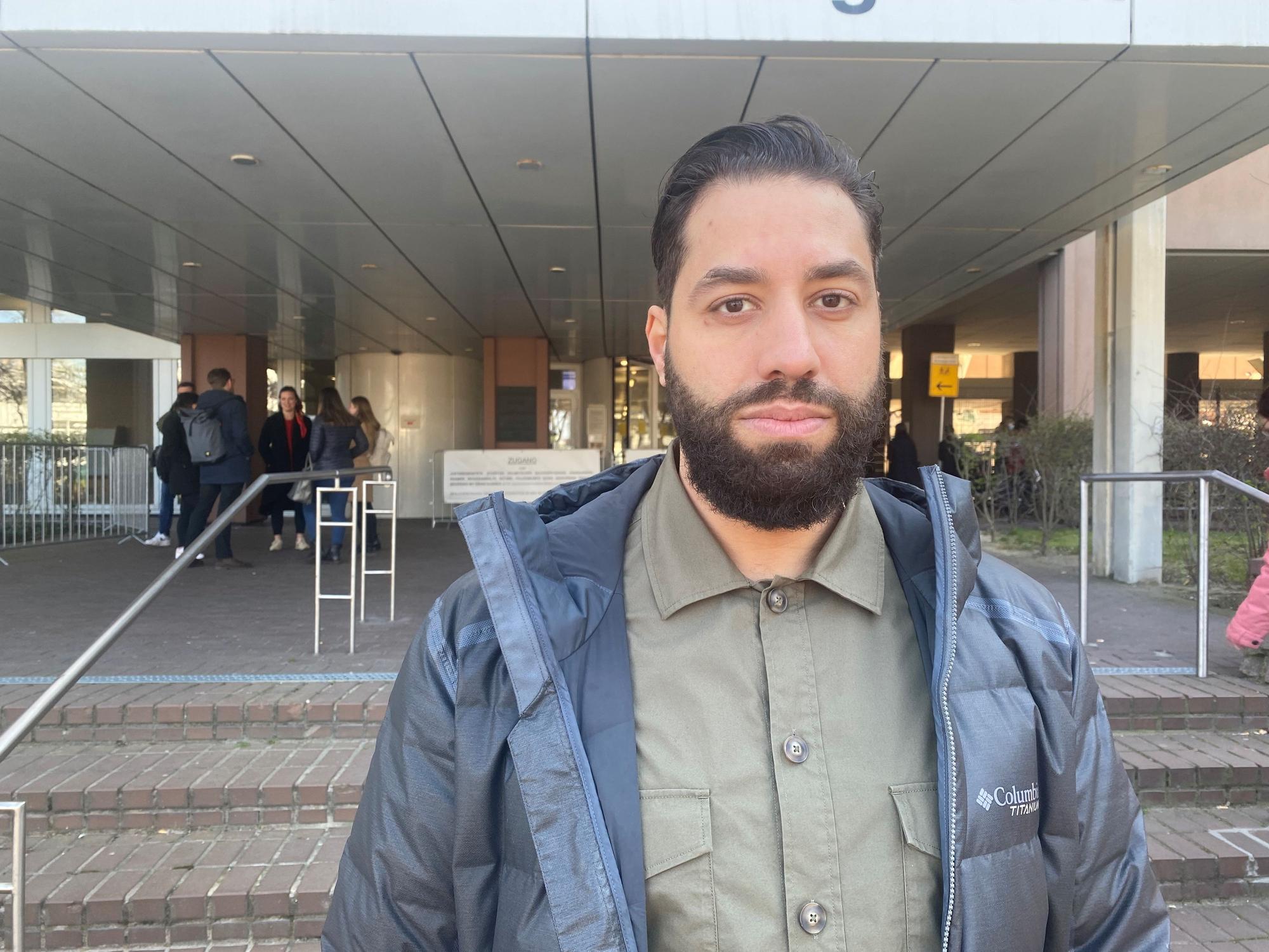 Der Kölner Schauspieler Kais Setti steht vor dem Kölner Justizgebäude.