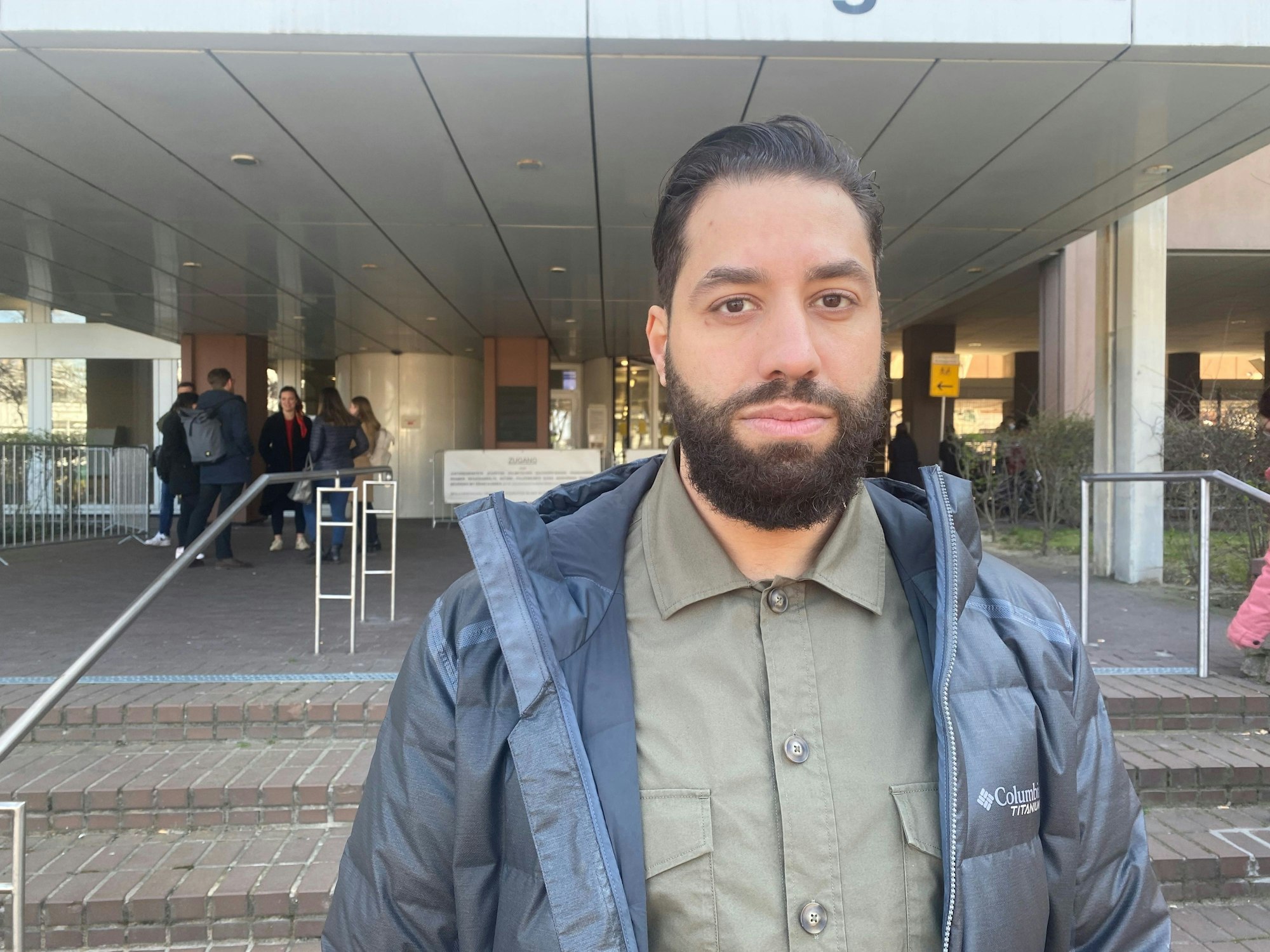 Der Kölner Schauspieler Kais Setti steht vor dem Kölner Justizgebäude.