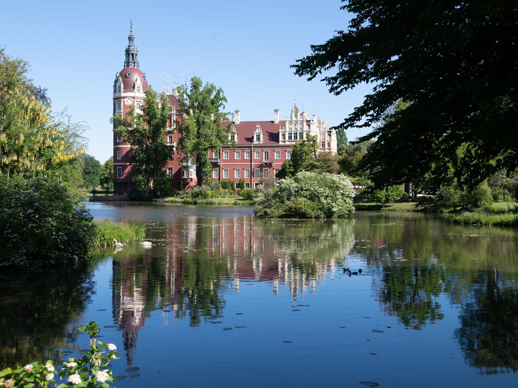 Das im Jahr 1520 erbaute Schloss im Fürst-Pückler-Park gehört zu Deutschlands schönsten Schlössern.