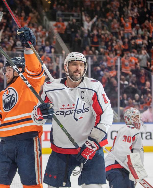 Washington Capitals-Russe Alex Owetschkin (r.) wurde auf dem Eis ausgebuht von den Oilers-Fans.