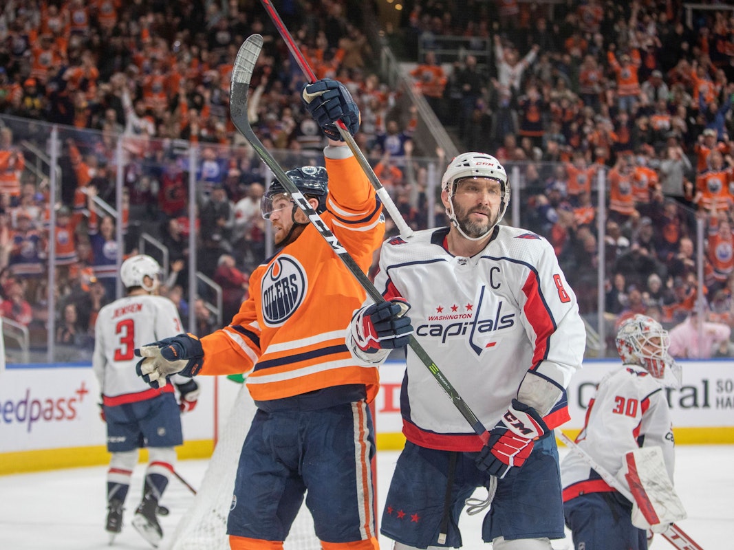 Washington Capitals-Russe Alex Owetschkin (r.) wurde auf dem Eis ausgebuht von den Oilers-Fans.