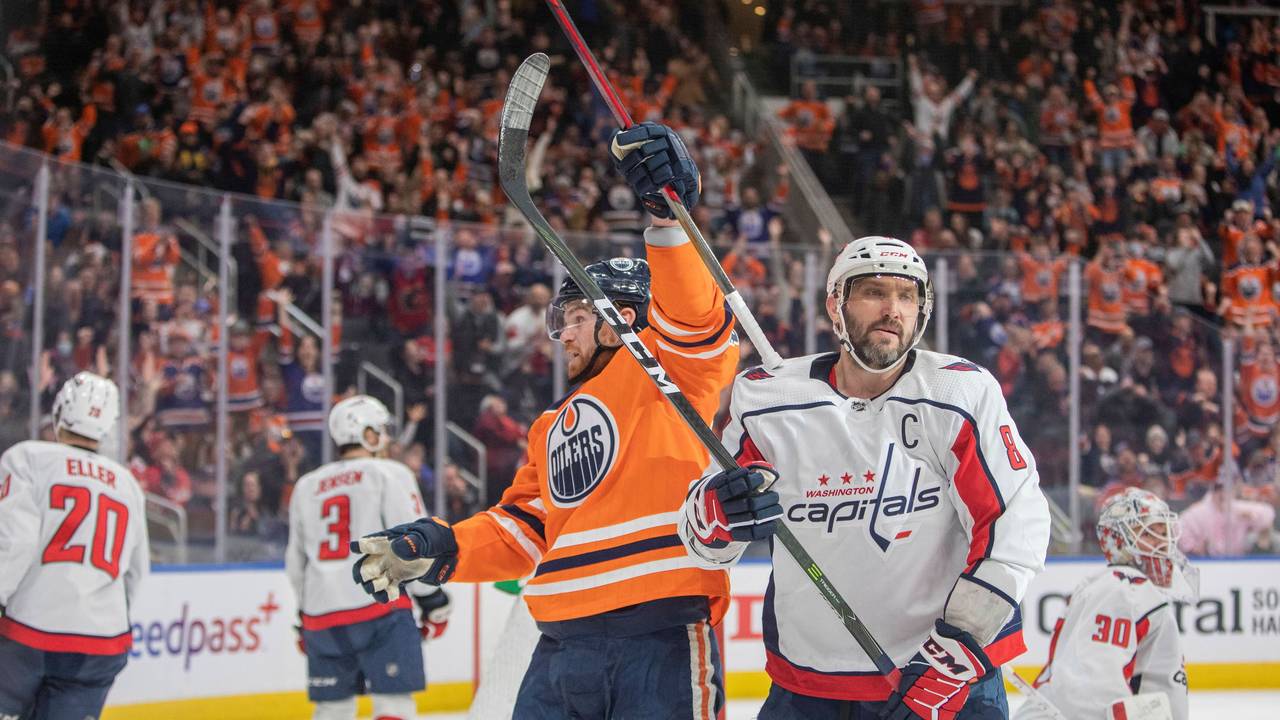 Washington Capitals-Russe Alex Owetschkin (r.) wurde auf dem Eis ausgebuht von den Oilers-Fans.
