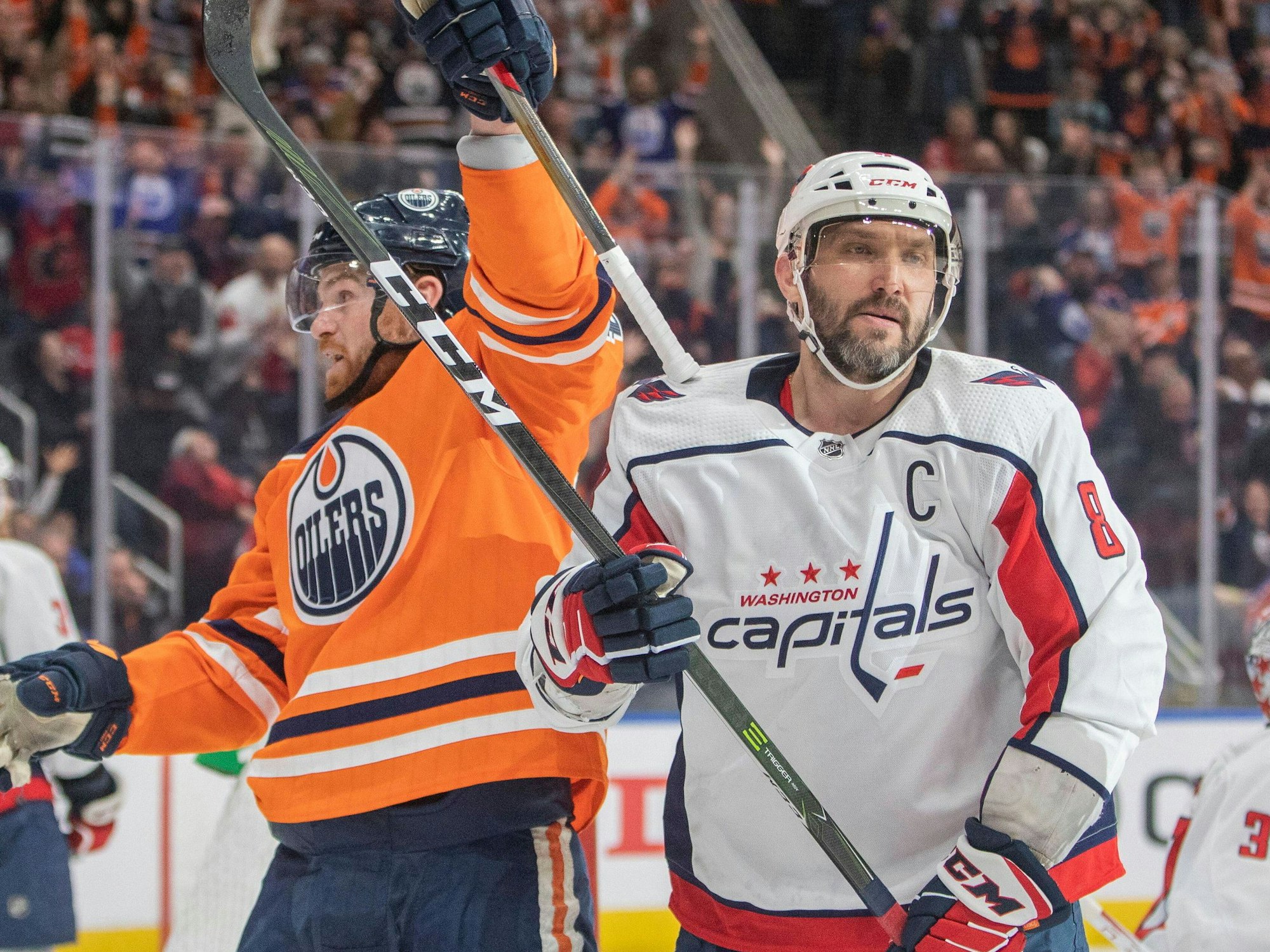 Washington Capitals-Russe Alex Owetschkin (r.) wurde auf dem Eis ausgebuht von den Oilers-Fans.