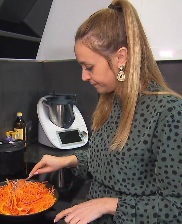 Die "Das Perfekte Dinner"-Kandidatin Regina steht im März 2022 in ihrer Küche in Bielefeld