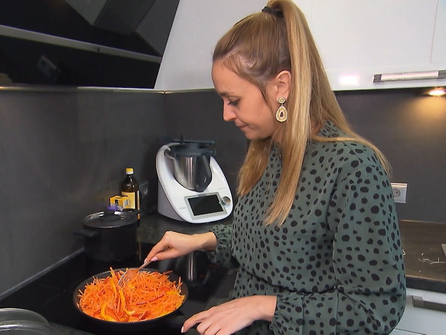 Die "Das Perfekte Dinner"-Kandidatin Regina steht im März 2022 in ihrer Küche in Bielefeld