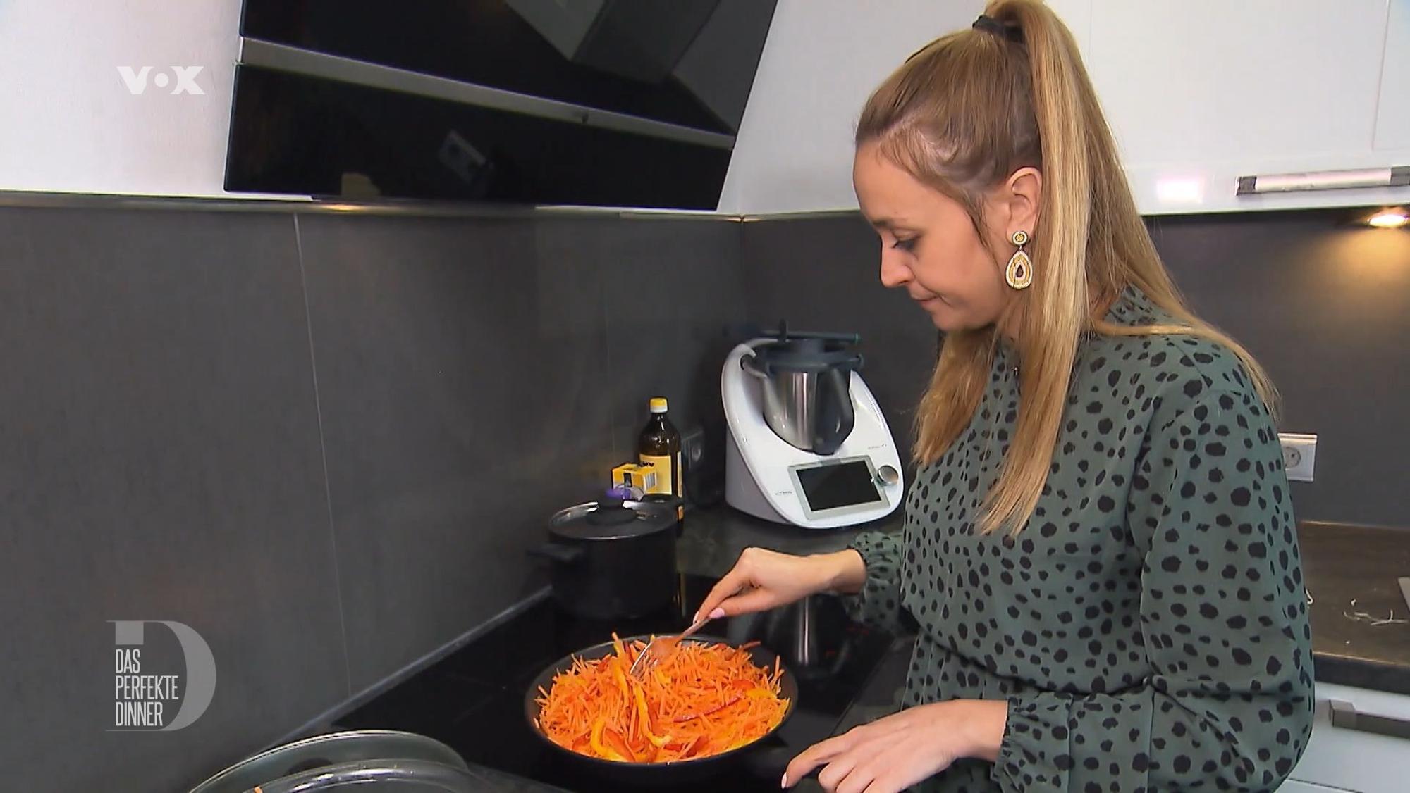 Die "Das Perfekte Dinner"-Kandidatin Regina steht im März 2022 in ihrer Küche in Bielefeld