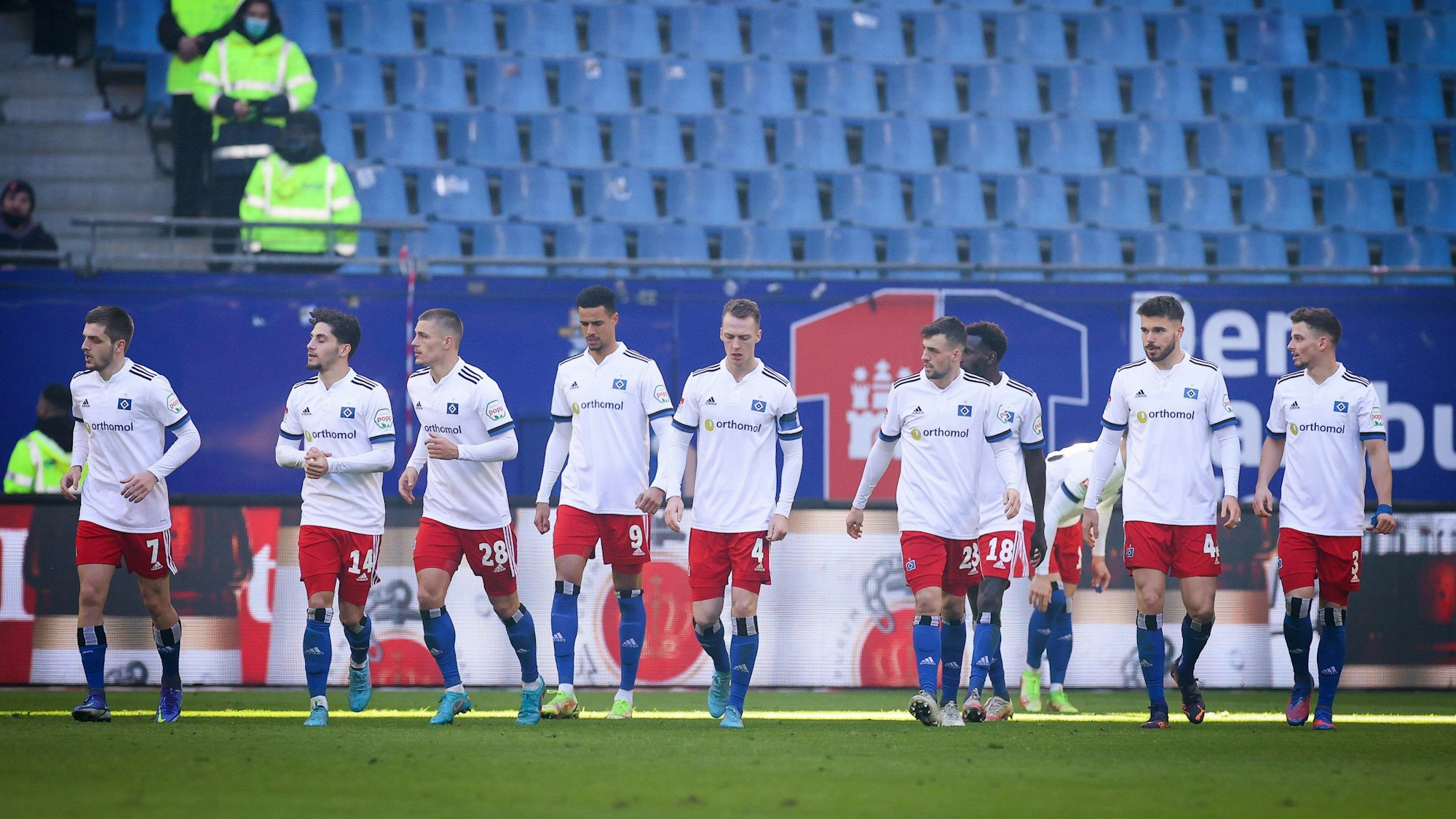 Hamburgs Spieler feiern das Tor zum 1:1 durch Jonas Meffert.