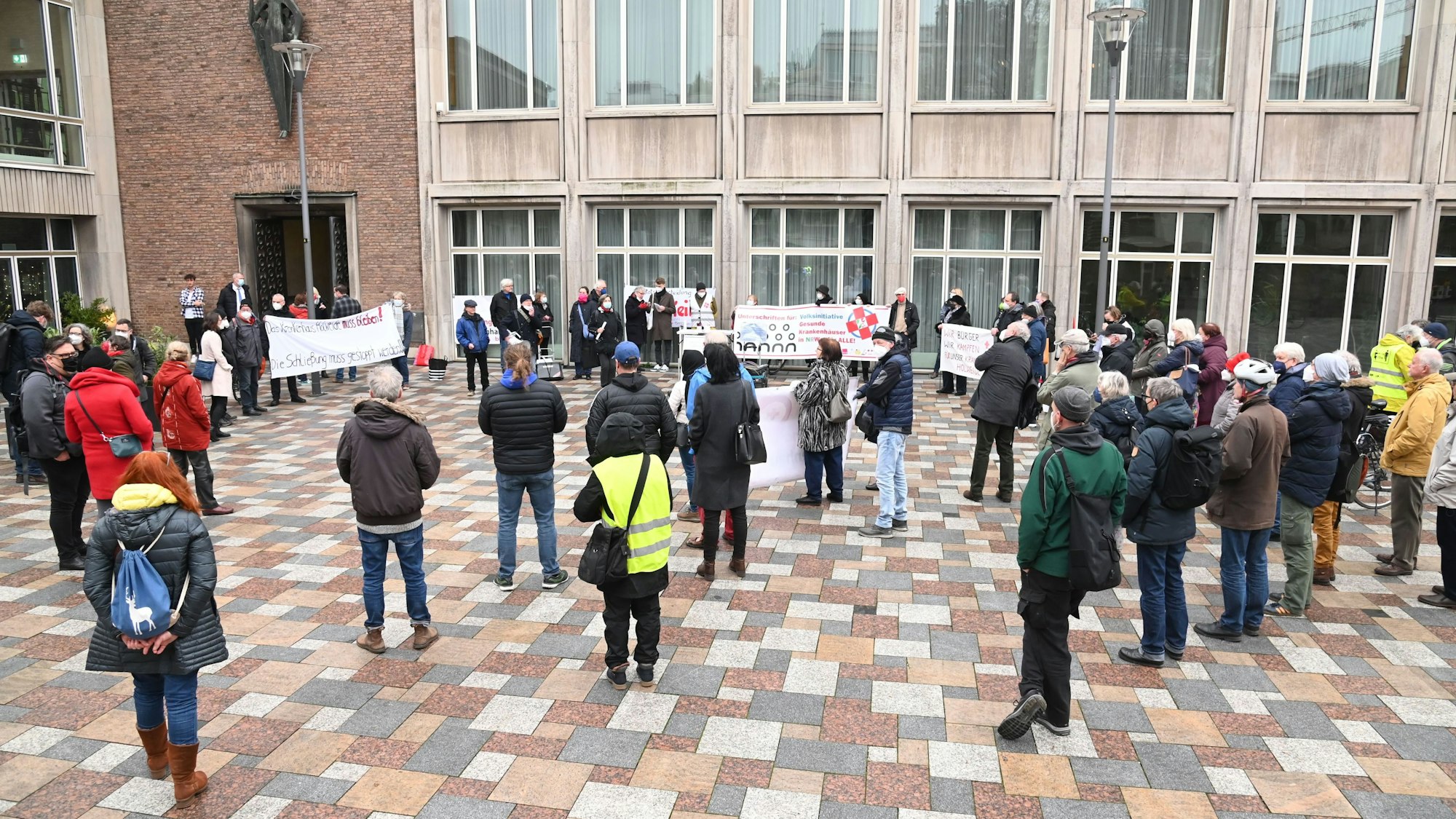 Menschen demonstrieren gegen Schließung der Klinik Holweide.