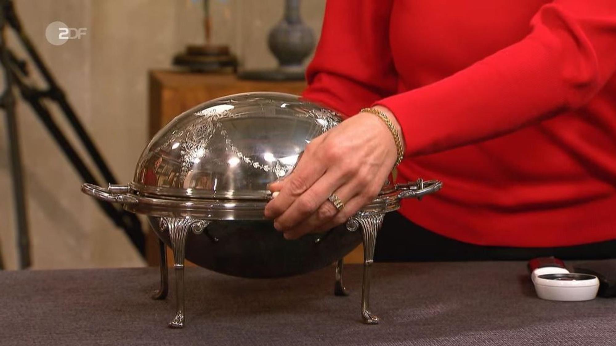 Bares für Rares vom 10.03.2022
Eva Hampke aus Kön verkauft ein Rechaud aus England, das bei den Händlerin für Diskussionen sorgt
Foto: Screenshot ZDF
