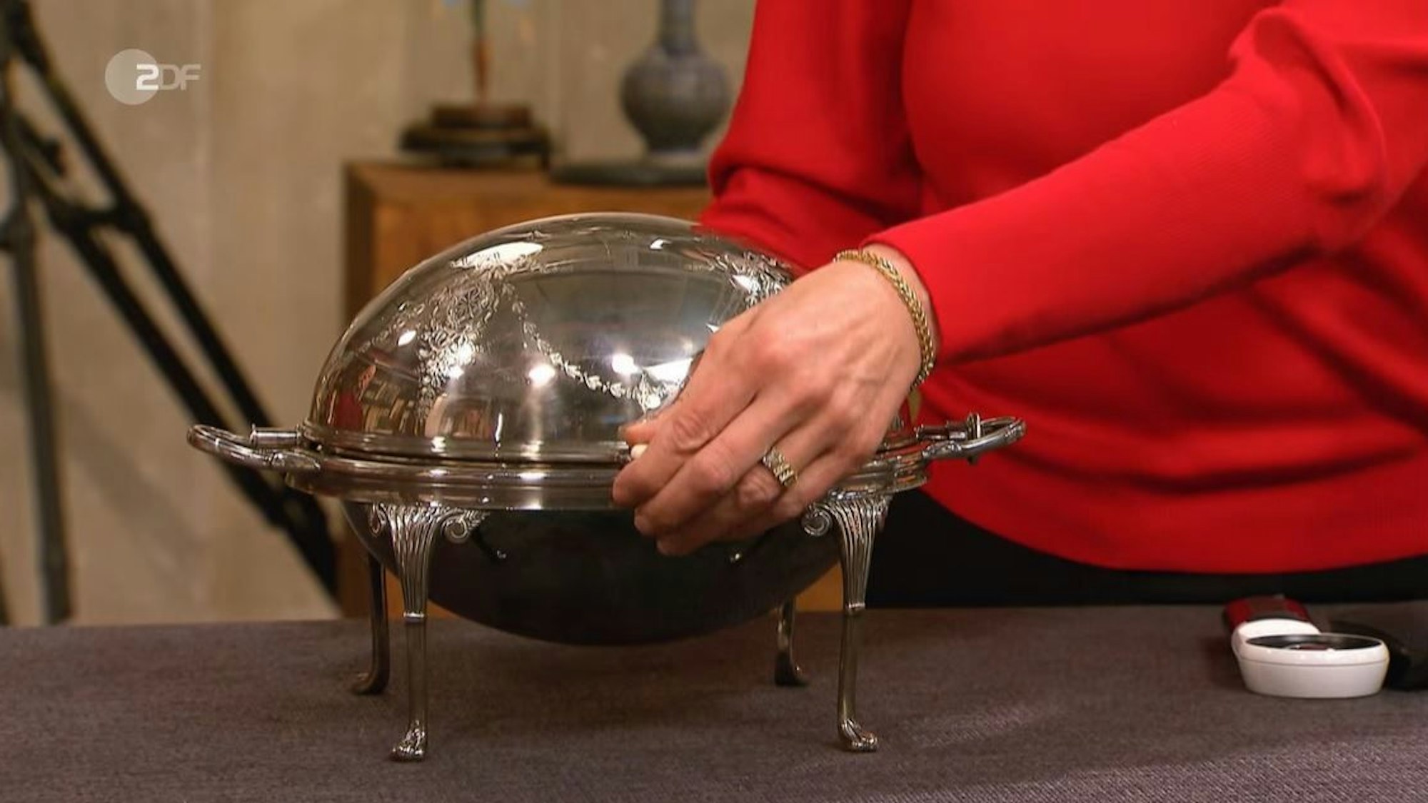 Bares für Rares vom 10.03.2022
Eva Hampke aus Kön verkauft ein Rechaud aus England, das bei den Händlerin für Diskussionen sorgt
Foto: Screenshot ZDF