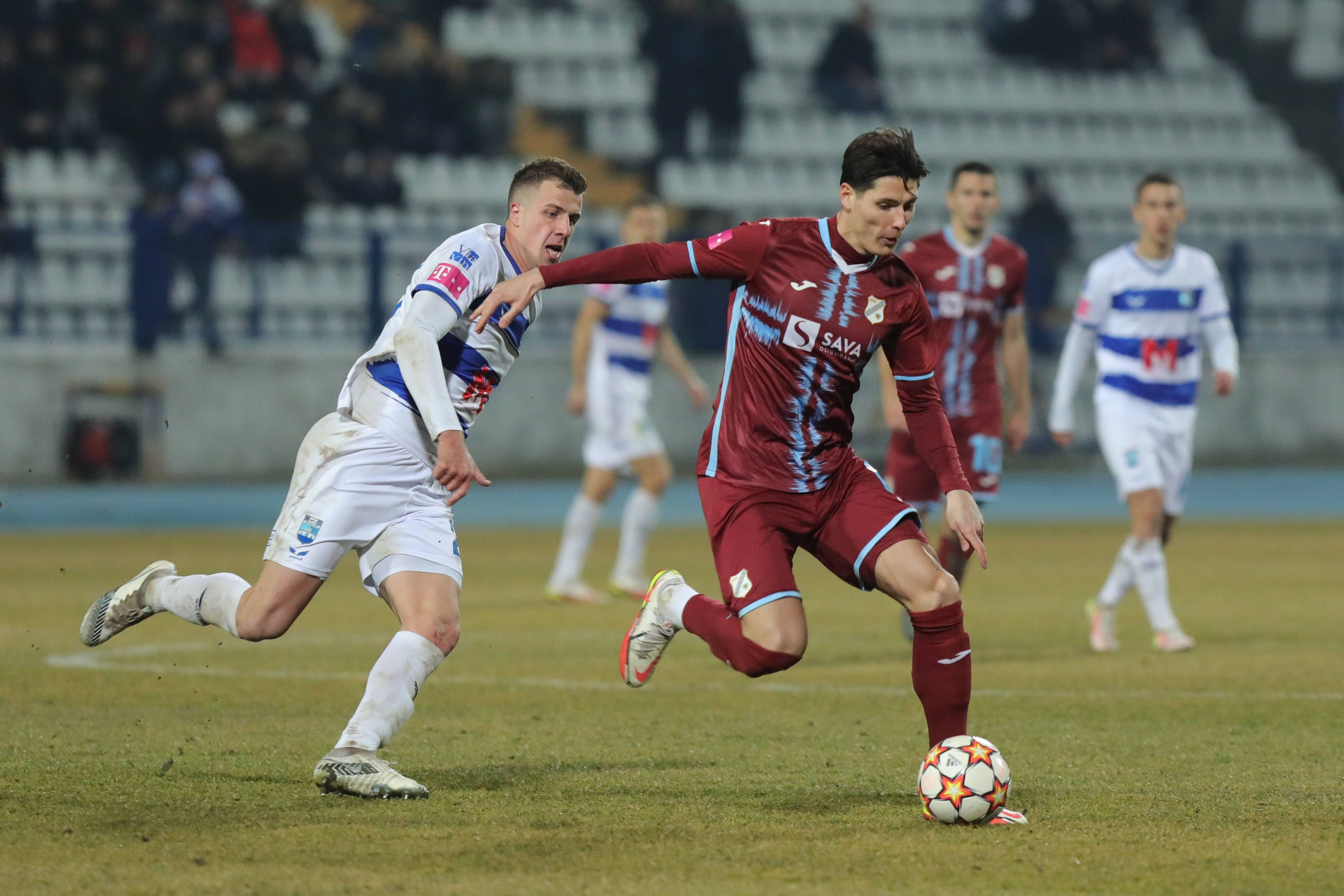 Sava-Arangel Cestic dribbelt mit dem Ball