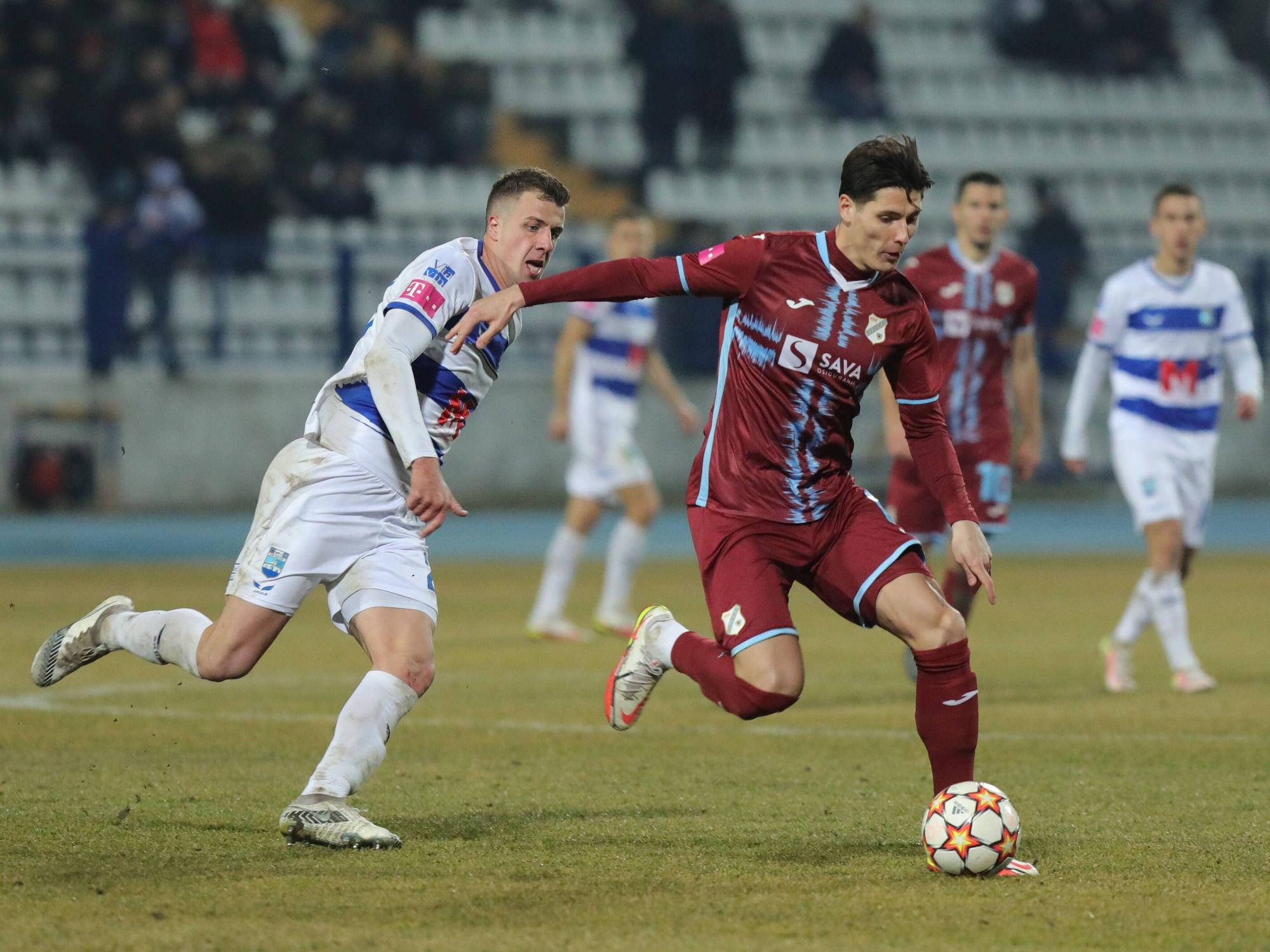 Sava-Arangel Cestic dribbelt mit dem Ball