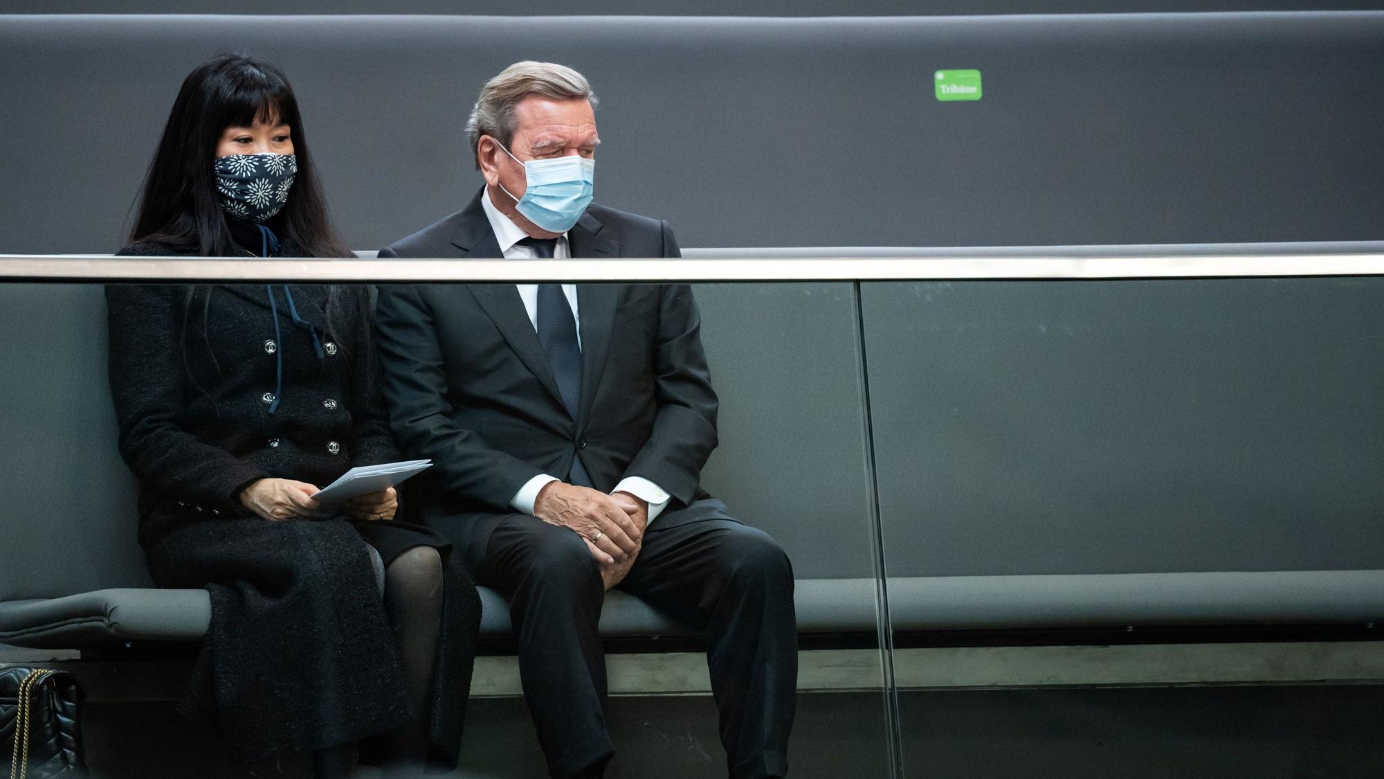 Gerhard Schröder (r, SPD), ehemaliger Bundeskanzler, und seine Ehefrau Soyeon Schröder-Kim sitzen bei einer Trauerfeier im Deutschen Bundestag auf der Tribüne.
