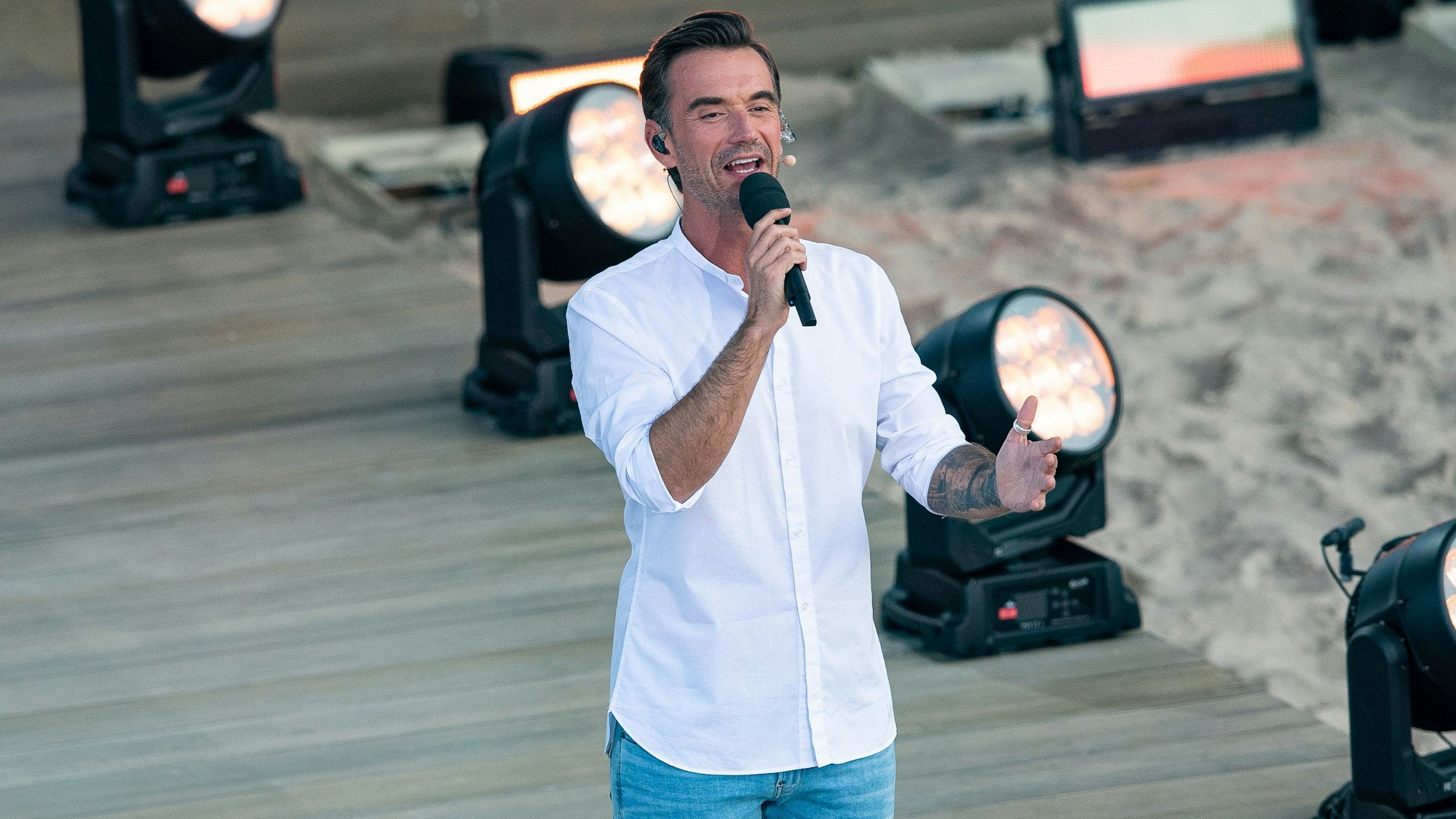 Florian Silbereisen steht auf der Bühne zur großen Schlagerstrandparty zu seinem 40. Geburtstag.