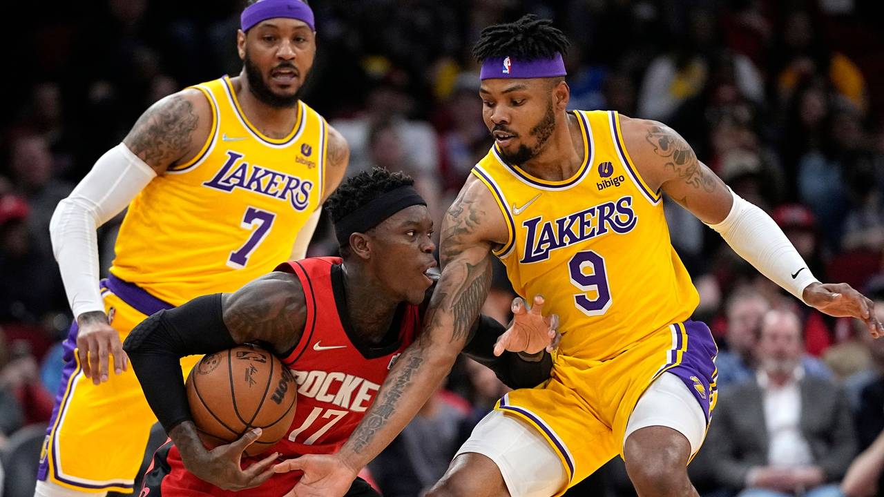 NBA-Zweikampf zwischen Los Angeles Lakers' Kent Bazemore (9) Houston Rockets' Dennis Schröder (17).