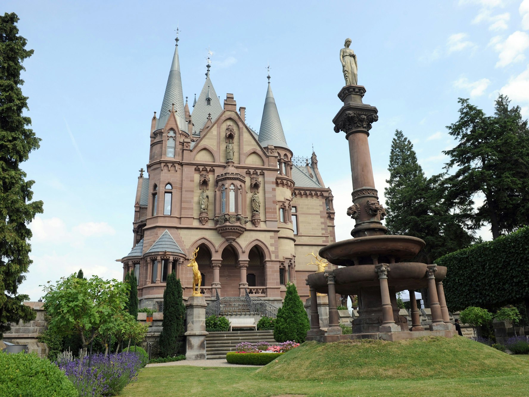 Im Siebengebirge thront Schloss Drachenburg auf einem Berg mit Blick übers Rheinland.