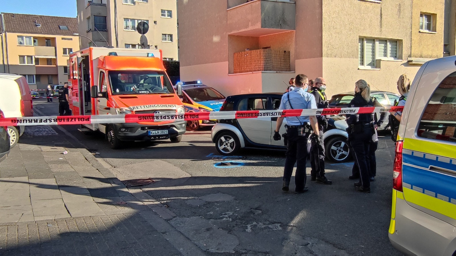 Rettungswagen und Polizei stehen nach einem Gewaltdelikt am Tatort.