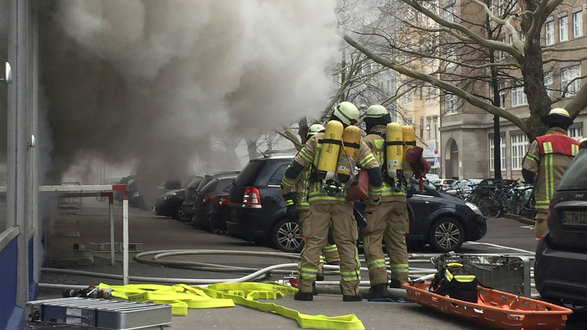 Feuerwehrleute bekämpfen einen Brand in einer Tiefgarage.