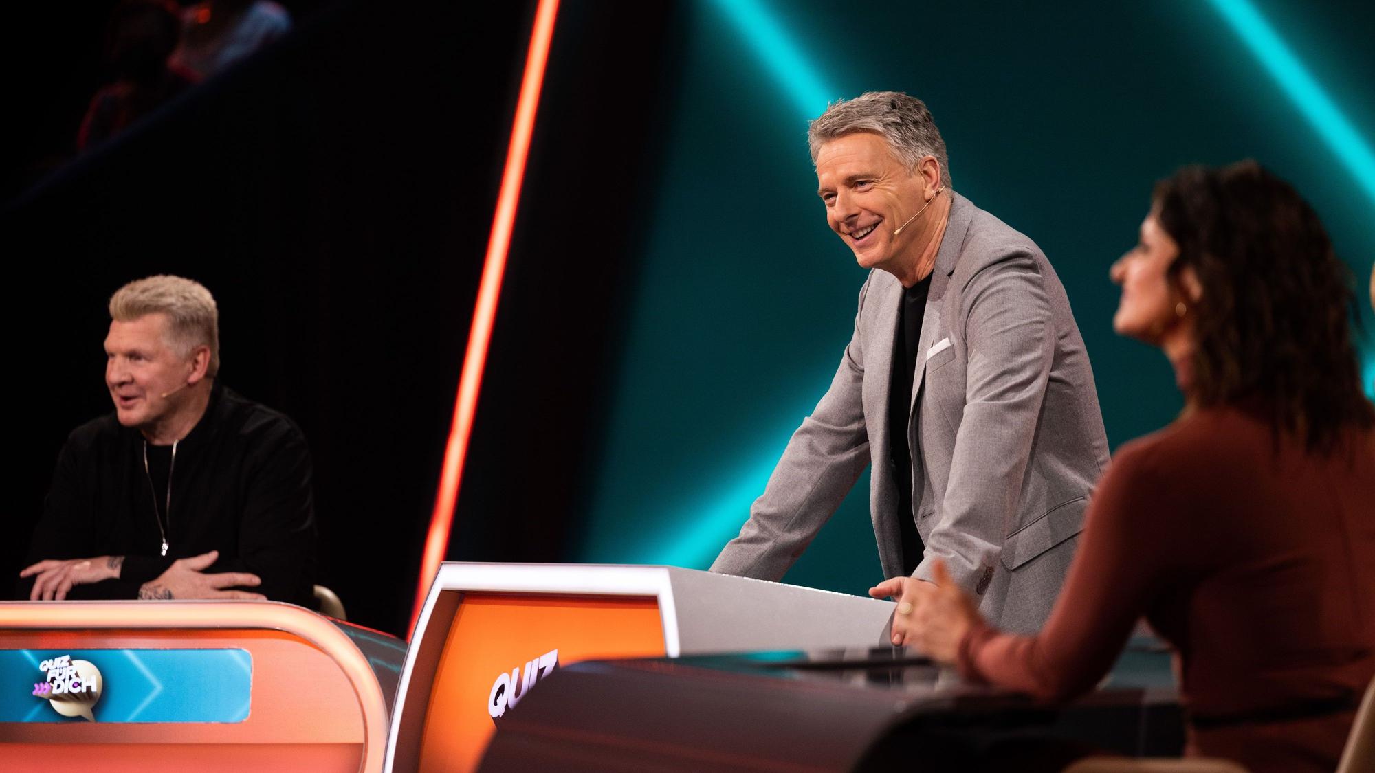 Jörg Pilawa, Moderator, steht in seiner neuen Fernsehsendung «Quiz für Dich» in einem Fernsehstudio mit den prominenten Rategästen Stefan Effenberg (l) sowie Marlene Lufen (r).