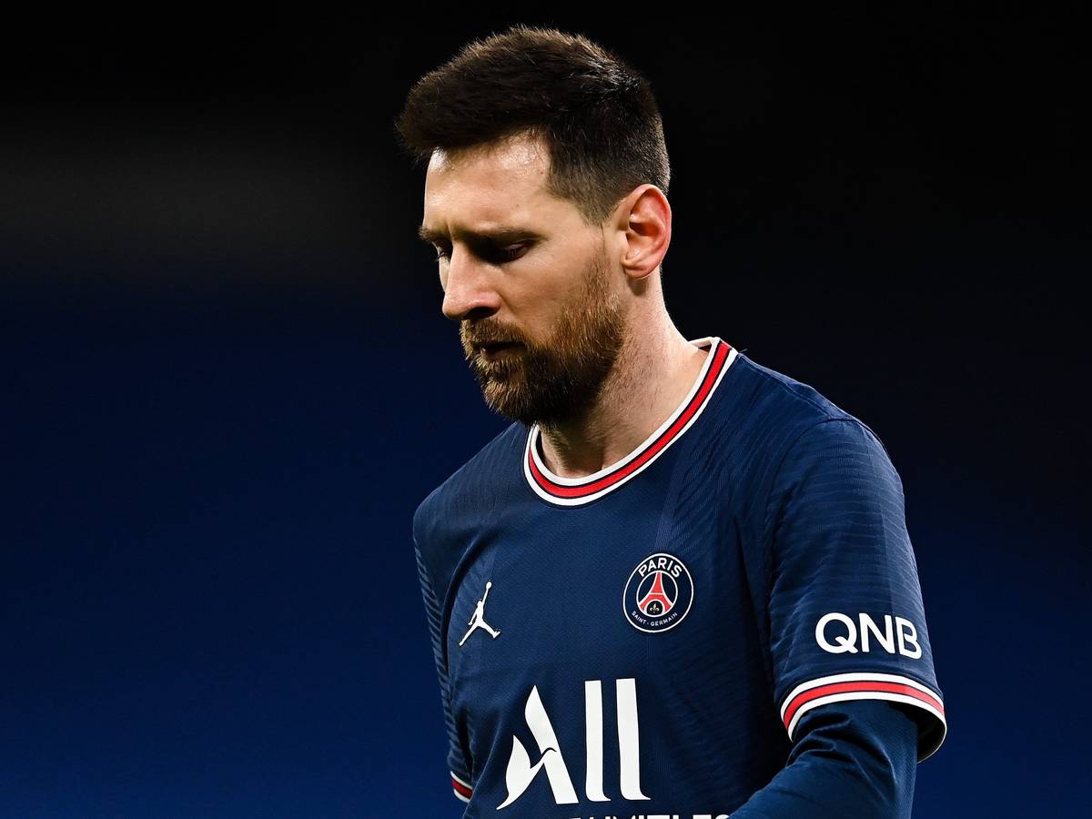 Lionel Messi geht frustriert vom Feld.