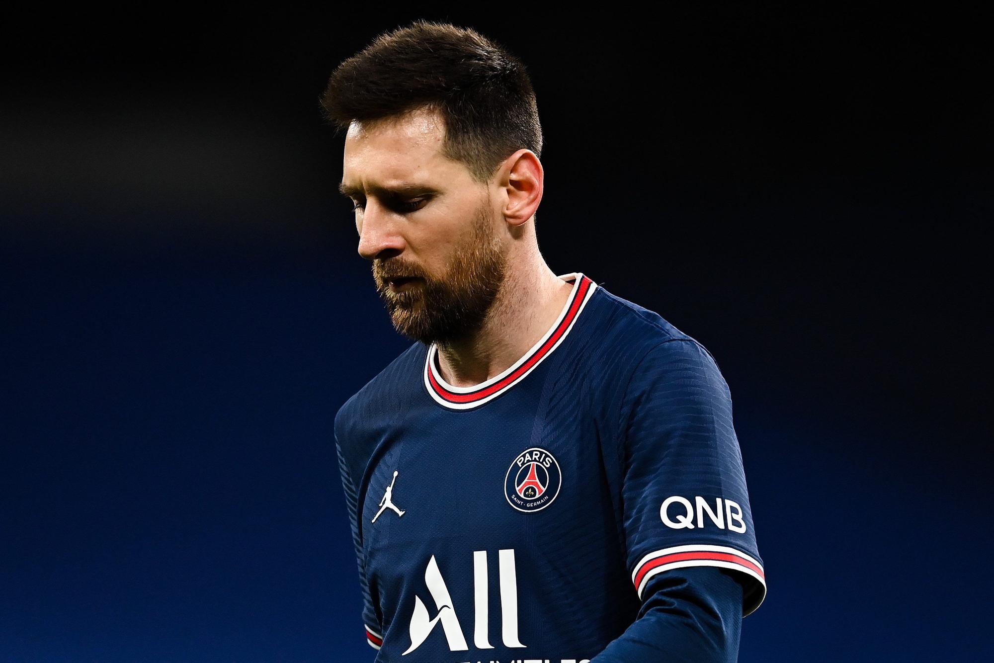 Lionel Messi geht frustriert vom Feld.