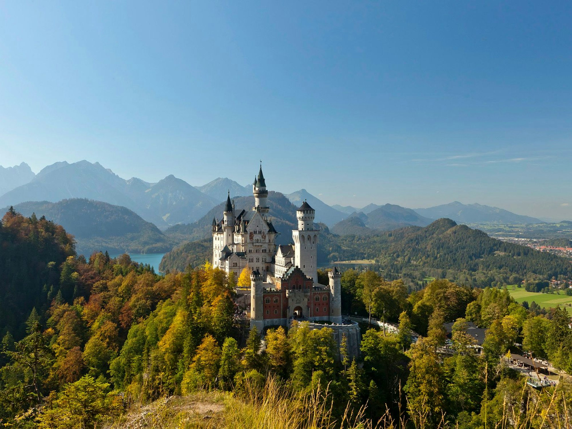 Eine bekannte Sehenswürdigkeit in Bayern ist das Schloss Neuschwanstein.