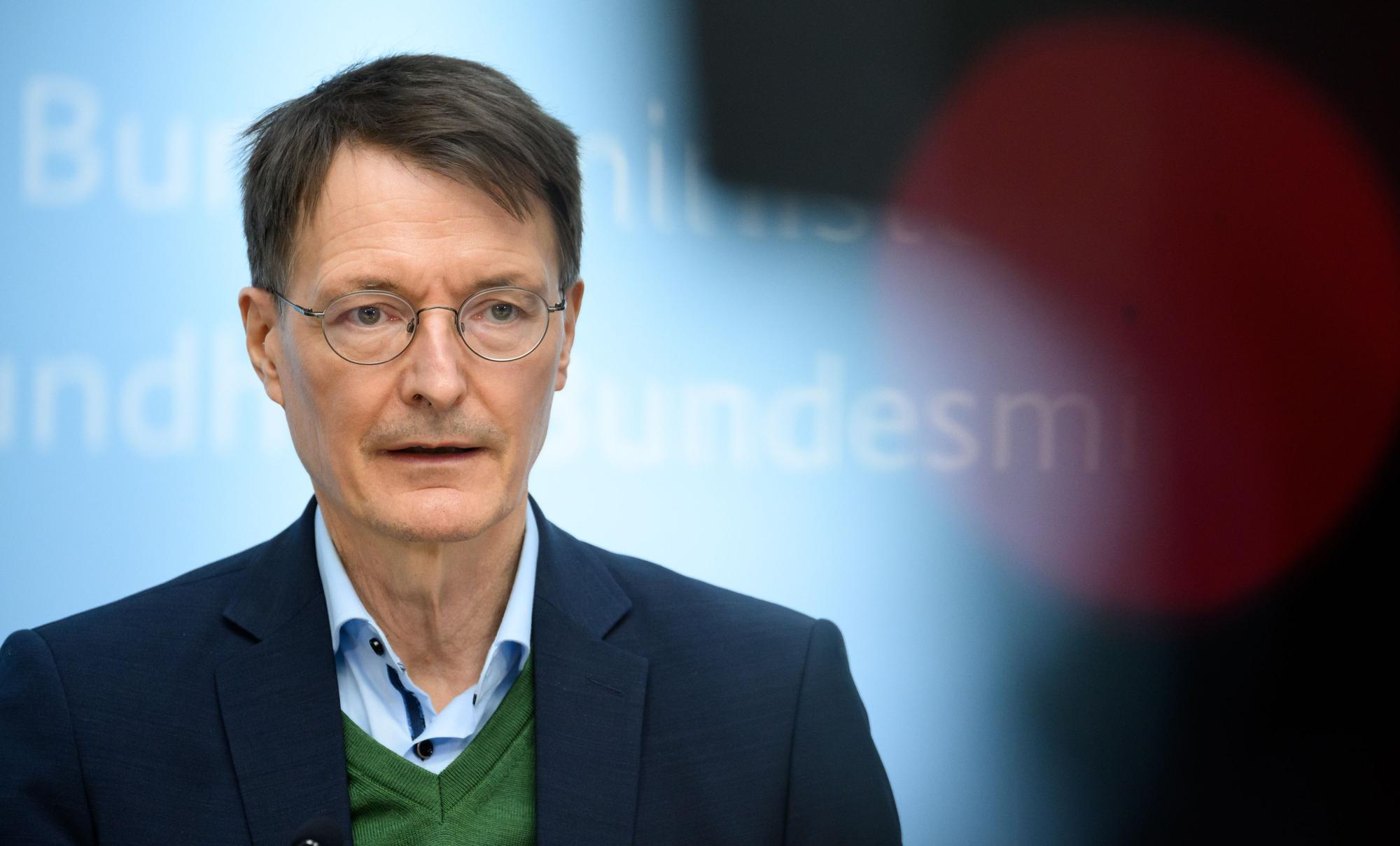 Karl Lauterbach (SPD), Bundesminister für Gesundheit, äußert sich bei einer Pressekonferenz mit Bundesjustizminister Buschmann im Bundesministerium der Gesundheit Novelle des Infektionsschutzgesetzes (IFSG).