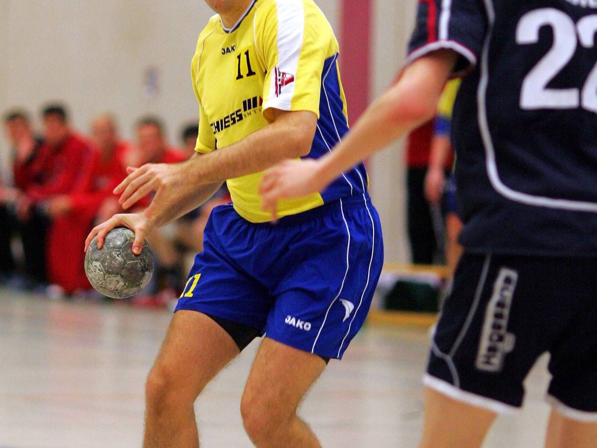 Sascha Gladun (Aschersleben) am Ball.