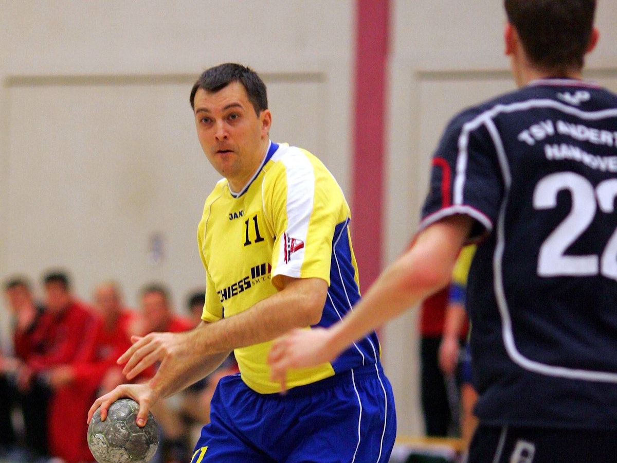 Sascha Gladun (Aschersleben) am Ball.